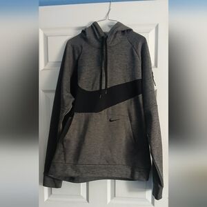 Nike Therma-Fit Hoodie in Gray